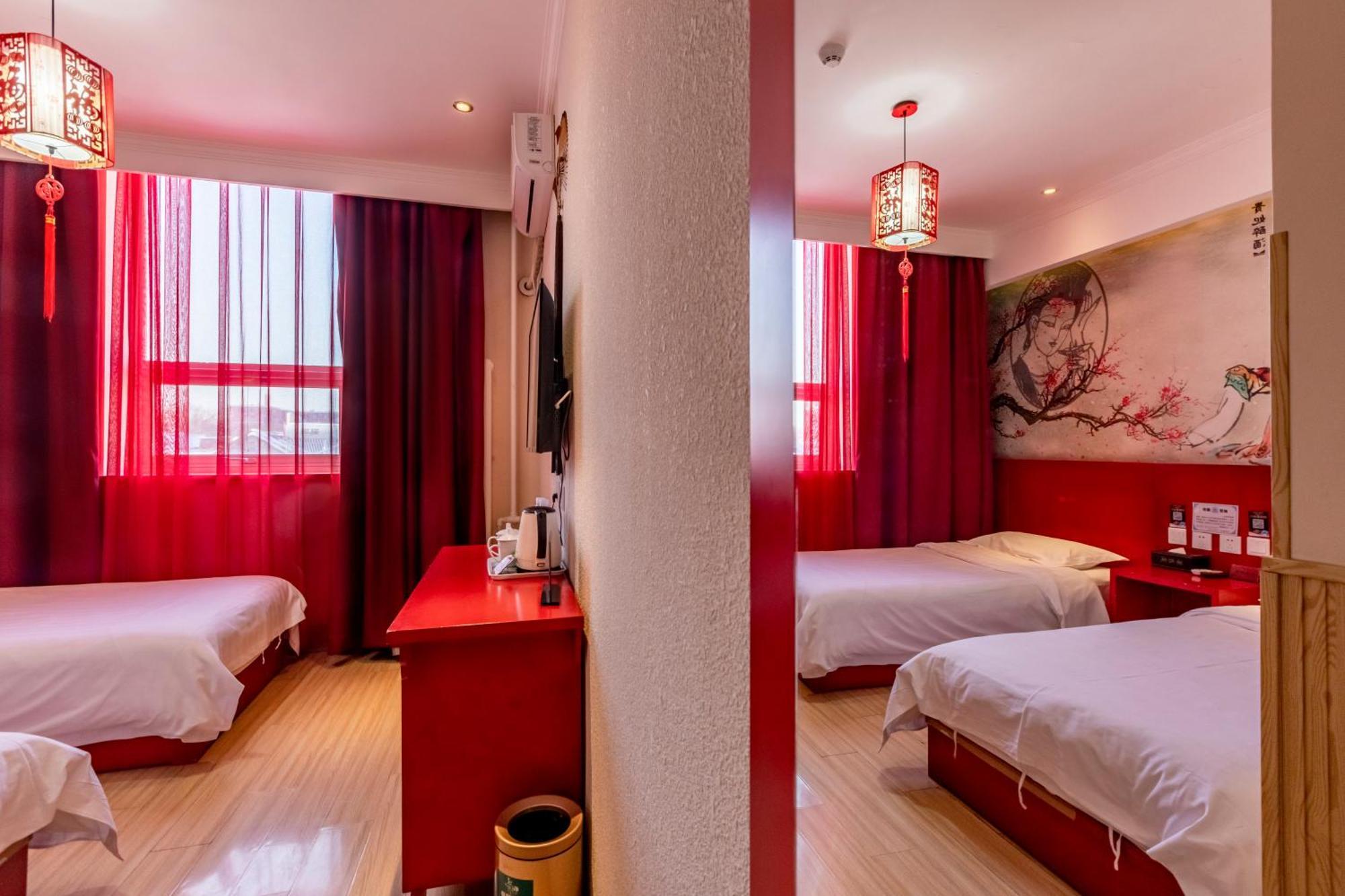 HAPPY DRAGON ALLEY HOTEL-IN THE CITY CENTER WITH BIG WINDOW&FREE COFFE,  FLUENT ENGLISH SPEAKING,TOURIST ATTRACTIONS TICKET SERVICE&FOOD  RECOMMENDATION,NEAR TIAN ANMEN FORBIDDENCITY,NEAR LAMA TEMPLE,EASY TO WALK  TO NANLUOALLEY&SHICHAHAI ПЕКИН 4* (Китай ...